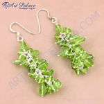 将图像加载到图库查看器中, Sterling silver peridot drop earrings with vibrant green gemstones, a beautiful and elegant piece.