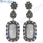 将图像加载到图库查看器中, Elegant drop earrings featuring moonstone gemstones and emerald accents, crafted from oxidized metal.