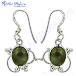 Load image into Gallery viewer, 925 sterling silver dangle earrings with oval-shaped green gemstone details. Silver earrings for women.