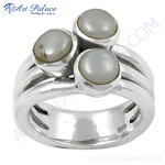 Load image into Gallery viewer, Sterling silver ring with three gray pearls, a beautiful and elegant jewelry piece for women.