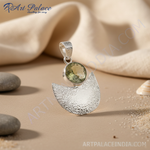 Load image into Gallery viewer, 925 sterling silver pendant with a faceted green gemstone, perfect for women's jewelry.