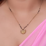 Load image into Gallery viewer, Collar con colgante de filigrana de oro | Joyería elegante para mujer