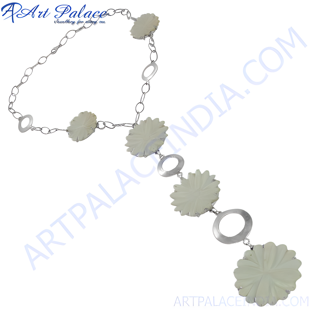 Silver flower pendant necklace with white flower design, suitable for women, elegant fashion jewelry.