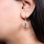 Load image into Gallery viewer, Pendientes de oro rosa con corte de diamante para mujer | Pendientes colgantes de regalo
