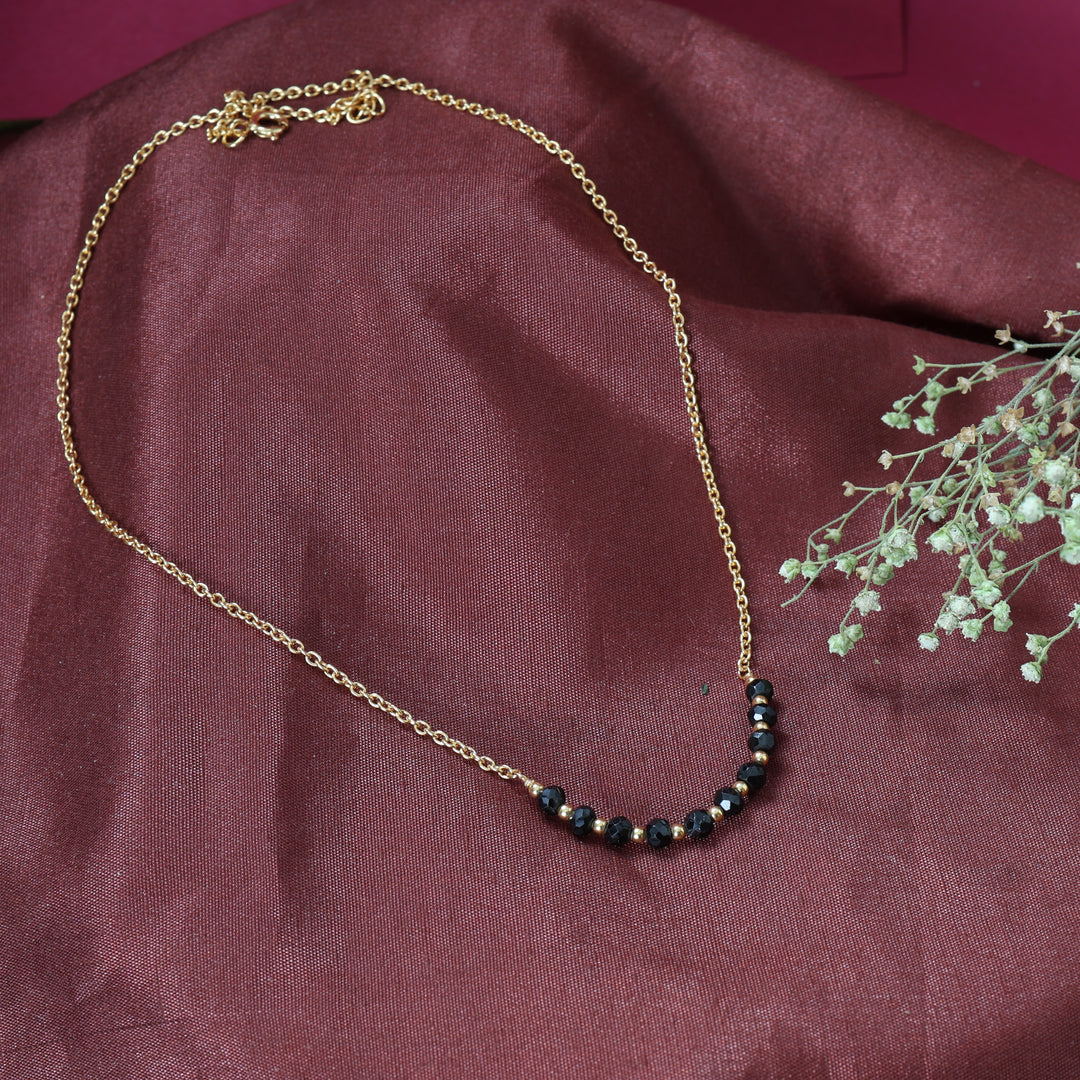 Collar de cuentas negras con cadena dorada para mujer | Joyería minimalista