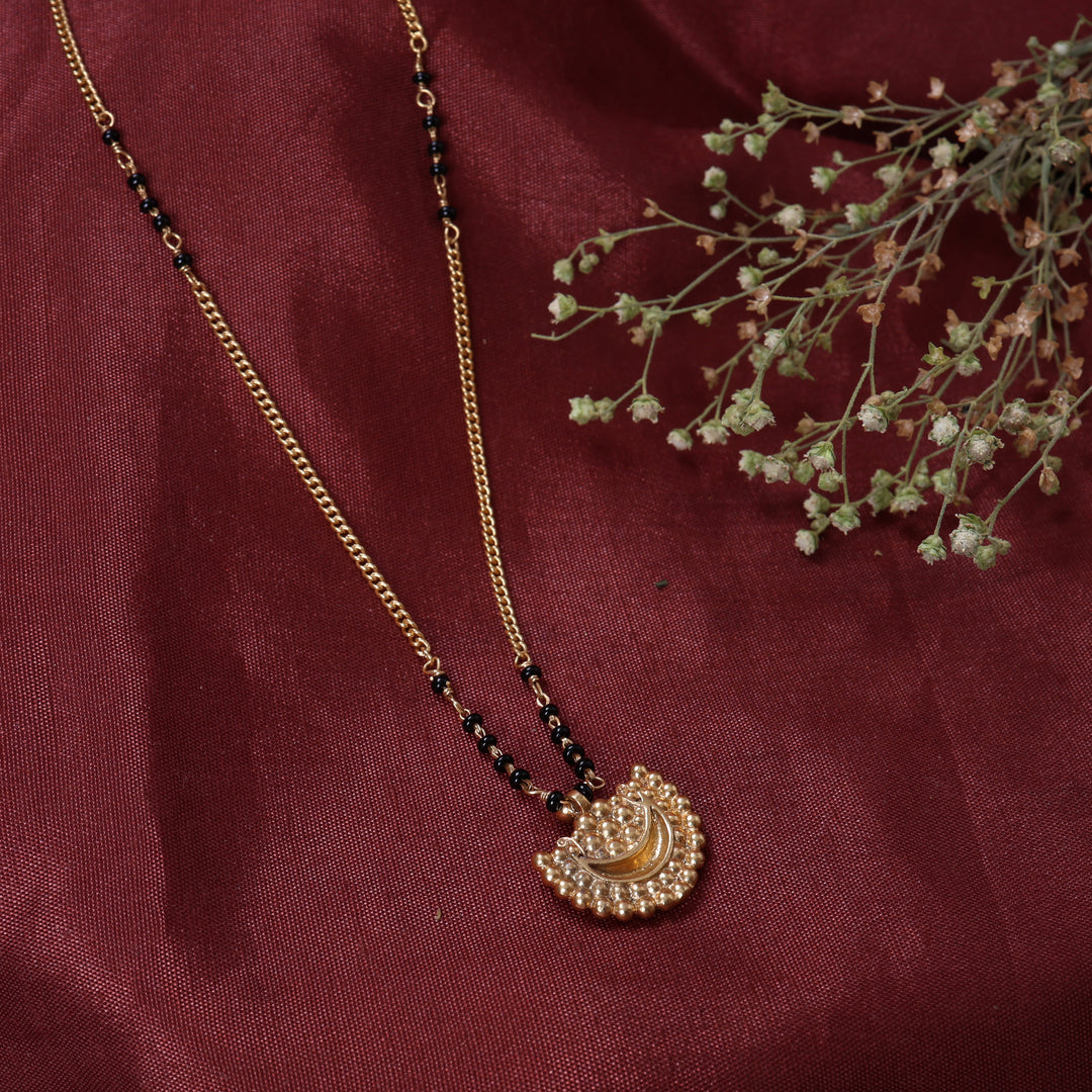 Collar con colgante de filigrana de oro | Joyería elegante para mujer