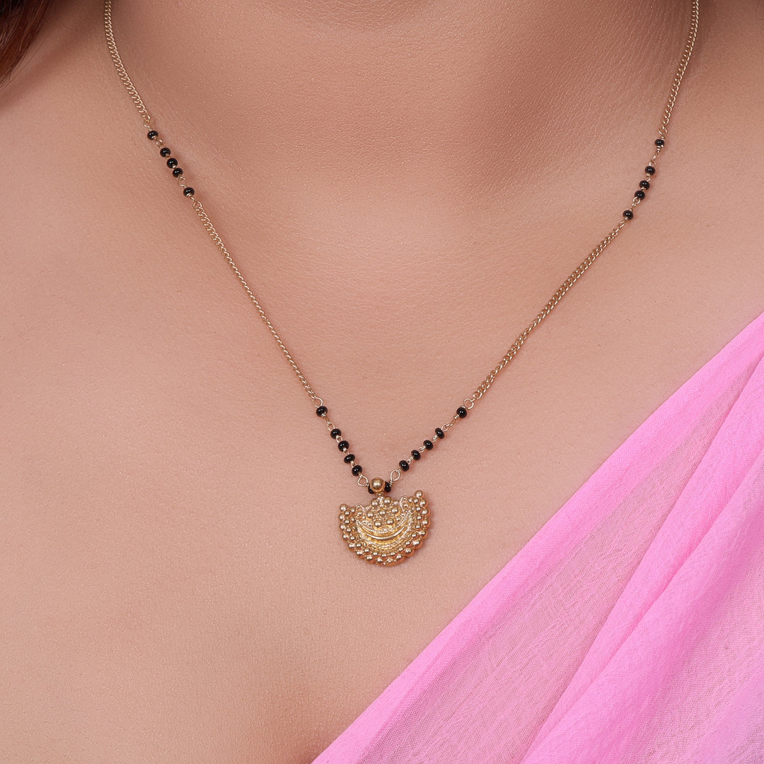 Collar con colgante de filigrana de oro | Joyería elegante para mujer