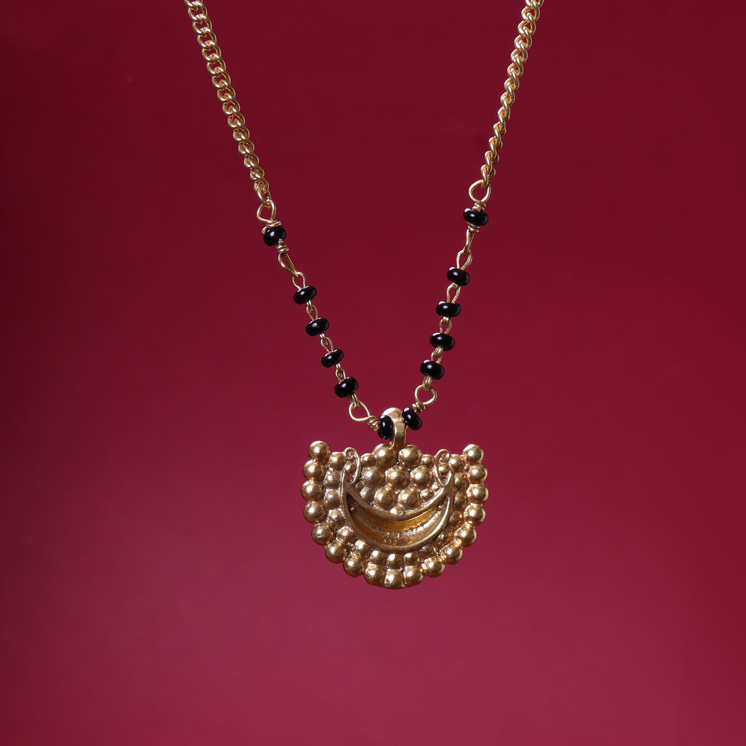 Collar con colgante de filigrana de oro | Joyería elegante para mujer