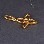 将图像加载到图库查看器中， Close-up of a textured gold-plated four-petal flower pendant charm with a central round opening
